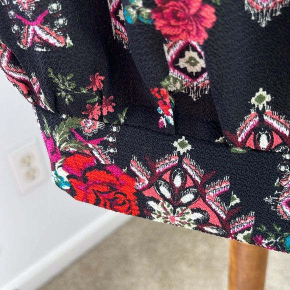 C Floral Blouse with Lace Detailing - Picture 4 of 11